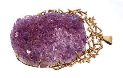 Lot 580 - Amethyst and 9ct gold pendant