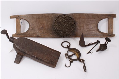 Lot 938 - Antique oak and iron wool carder