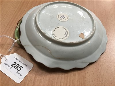 Lot 285 - Rare 18th century Worcester 'Blind Earl' dish, circa 1756, with moulded leaf and stalk handle, 16cm