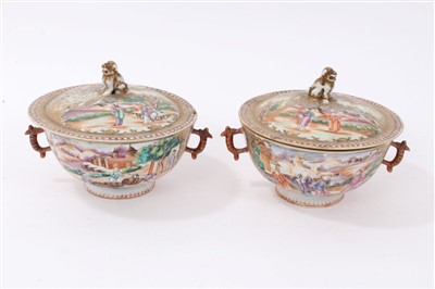 Lot 309 - Pair 18th century Chinese export two-handled bowls and covers with lion knops, 17cm