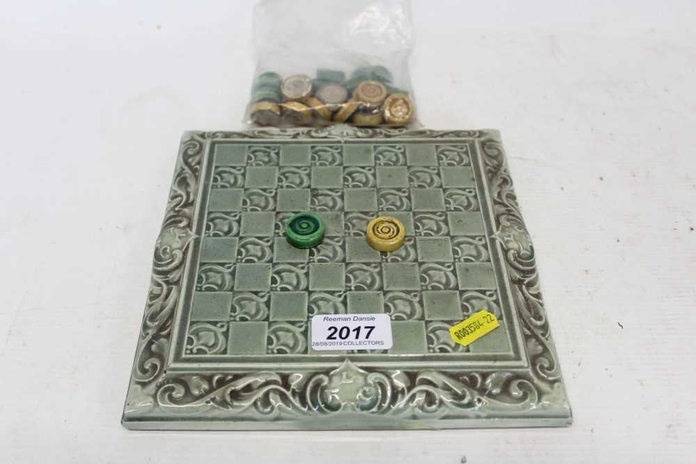 Lot 2017 - Leeds Fireclay co draught board and draughts