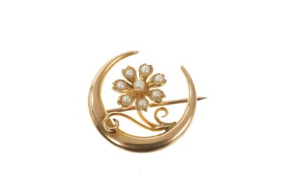 Lot 437 - Victorian 15ct gold seed pearl brooch