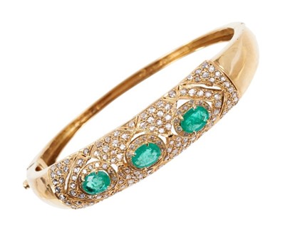 Lot 406 - Emerald and diamond bangle