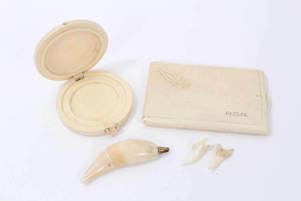 Lot 726 - Small group of ivory items