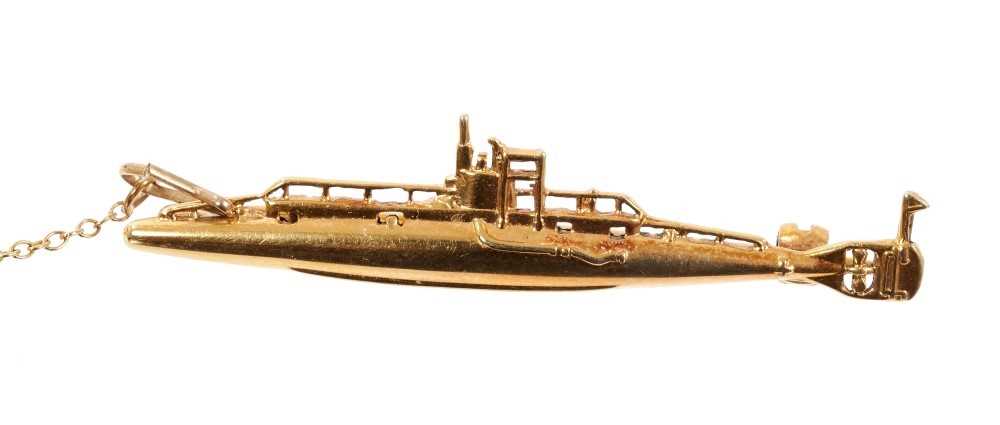 Lot 446 - Gold submarine brooch