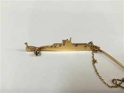 Lot 446 - Gold submarine brooch