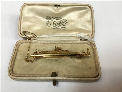 Lot 446 - Gold submarine brooch