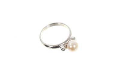 Lot 488 - Cultured pearl and diamond ring