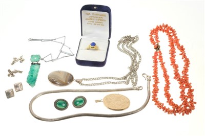 Lot 489 - Miscellaneous group of jewellery to include gold locket, lapis lazuli and 14ct gold ring