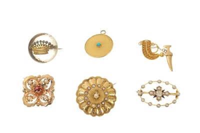 Lot 507 - Rock crystal brooch, together with other gold brooches and sundry pieces (6)