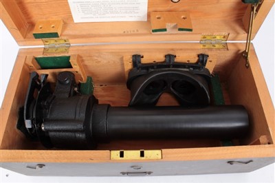 Lot 603 - Second World War British military gun sighting telescope Patt. G.G.376 in pine transit case