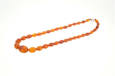 Lot 492 - Old natural amber necklace, 25.6g