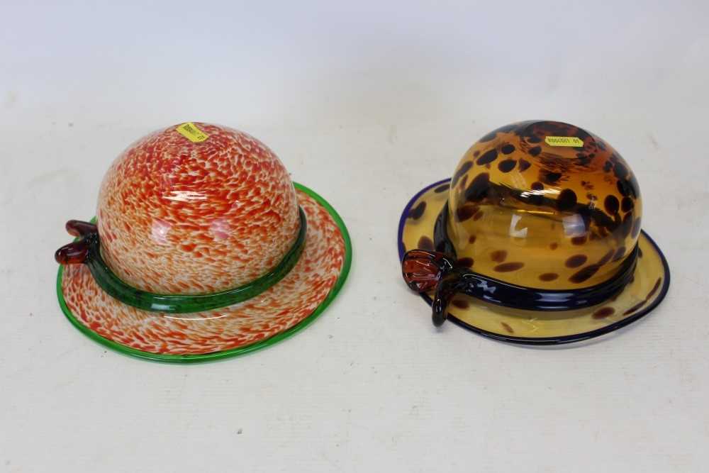 Lot 2030 - Murano glass red and green hat bowl together with one another similar (2)