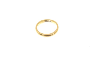 Lot 421 - Gold (22ct) wedding ring