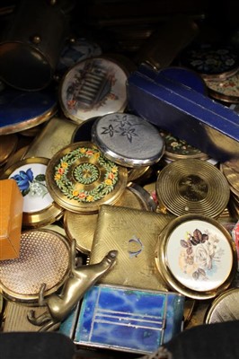 Lot 3082 - Large collection of vintage powder compacts and vanity cases