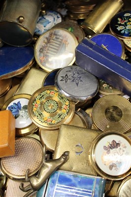 Lot 3082 - Large collection of vintage powder compacts and vanity cases