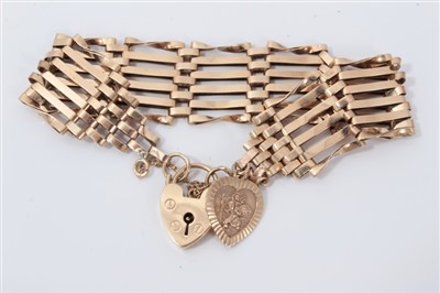 Lot 3307 - Gold (9ct) gate bracelet