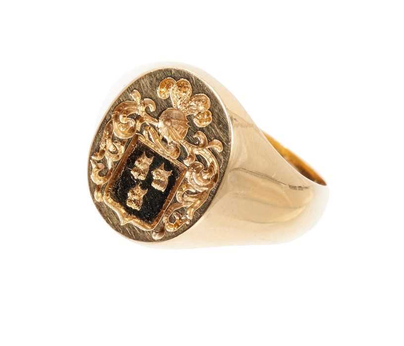 Lot 448 - Gentlemen's gold signet ring