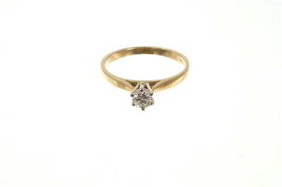 Lot 466 - Gold (18ct) diamond single stone ring