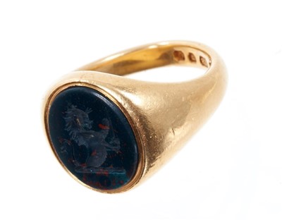 Lot 501 - Victorian 18ct gold and agate signet ring