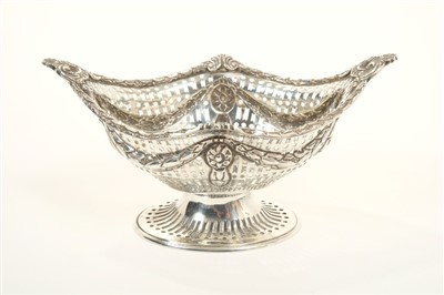 Lot 364 - Good quality late Victorian silver sweetmeat basket of navette form, Goldsmiths & Silversmiths Co.