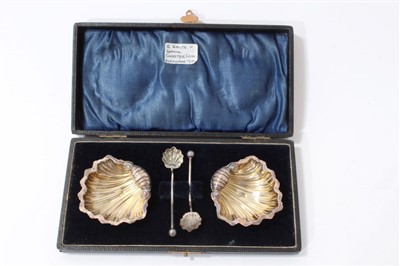 Lot 367 - Pair of George V silver salts of shell form, together with matching spoons, Chester 1910