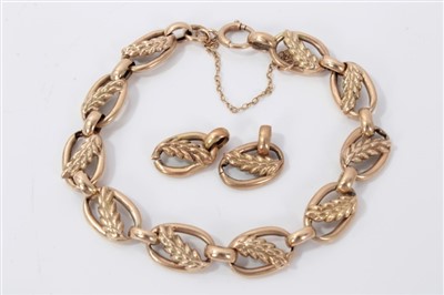 Lot 3241 - Gold (9ct) bracelet with wheat ear decoration