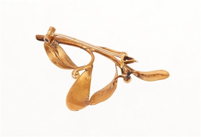 Lot 413 - Mistletoe brooch