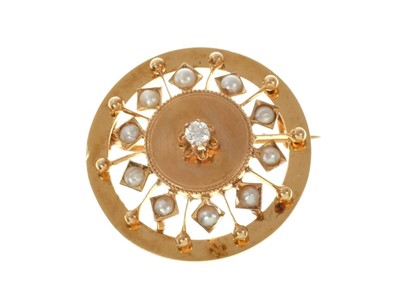 Lot 417 - Late 19th Century French rose gold circular target brooch with openwork border of seed pearls. 26mm diameter.