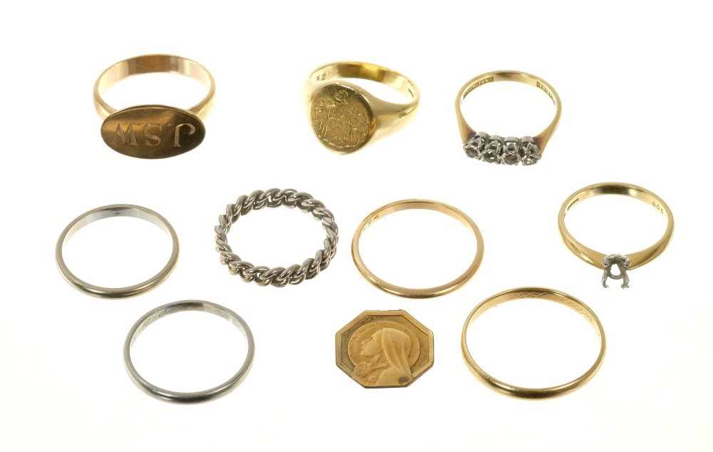 Lot 422 - Nine rings and gold disc