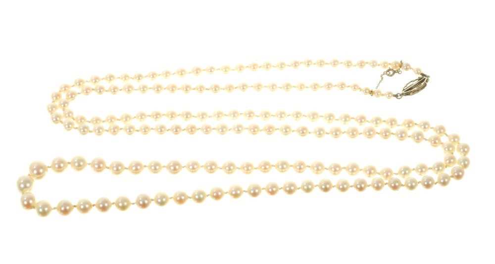 Lot 432 - Cultured pearl necklace