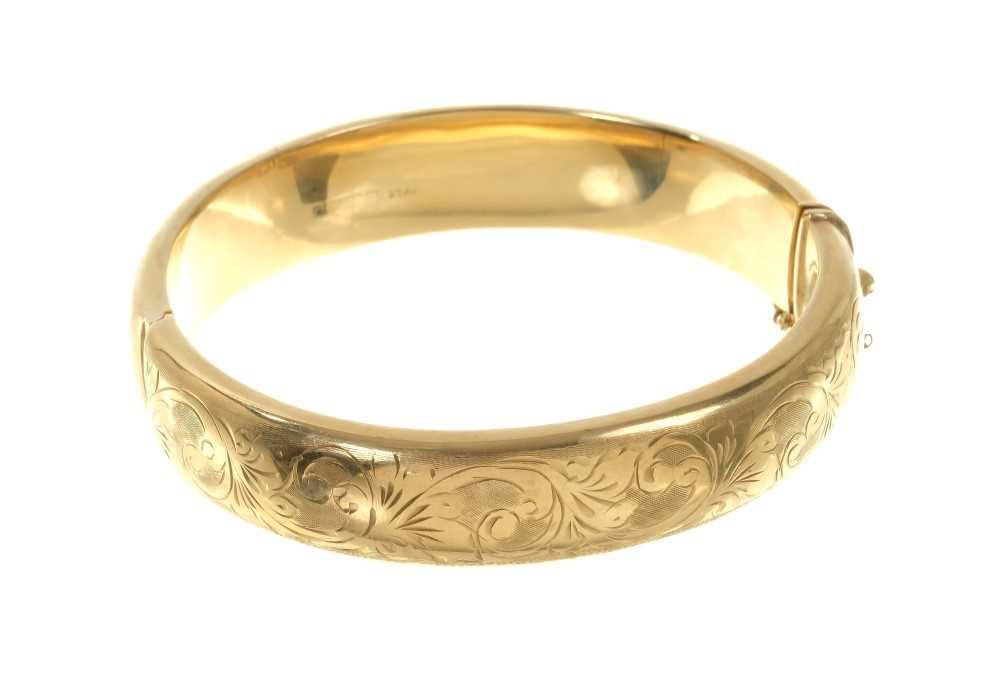 Lot 461 - 9ct gold hinged bangle.