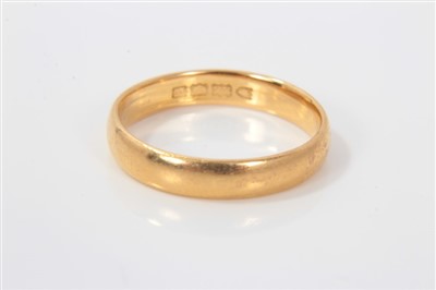 Lot 3203 - Gold (22ct) wedding ring