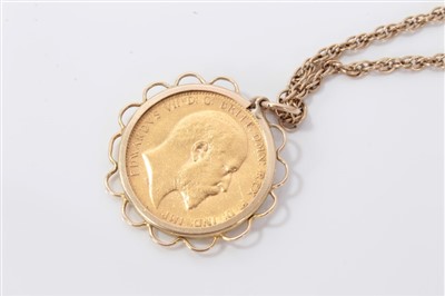 Lot 3327 - Gold sovereign pendant on chain