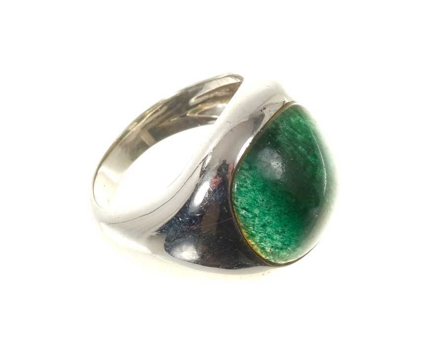 Lot 455 - Green cabochon stone ring in white gold setting