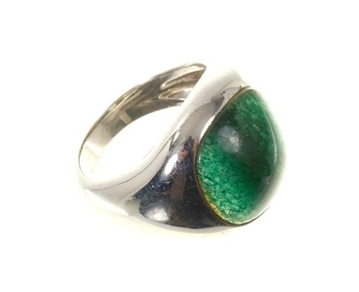 Lot 455 - Green cabochon stone ring in white gold setting