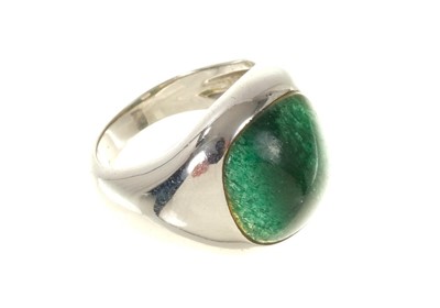 Lot 455 - Green cabochon stone ring in white gold setting