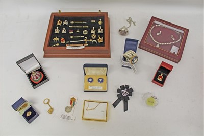 Lot 3589 - Collection of various costume jewellery to include replicas of Royal jewellery (1 box)