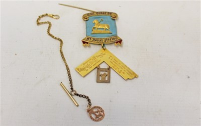 Lot 3530 - 14ct gold Masonic jewel and one other 9ct gold jewel with chain