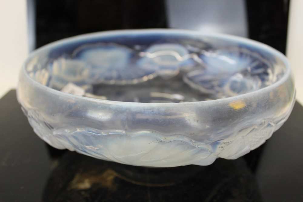 Lot 2101 - 1930s Czechoslovakian Barolac opalescent glass bowl with water lily design