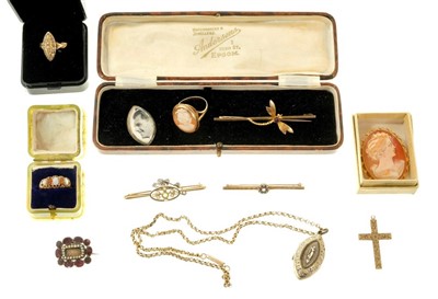 Lot 479 - Group of 19th and later jewellery to include cameo brooch and rings, Edwardian bar brooches and others items