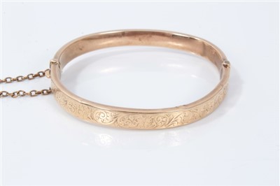 Lot 3258 - Gold (9ct) expanding bangle with retaining chain