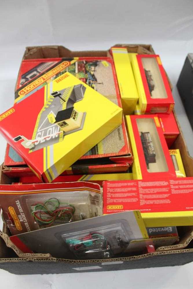 Lot 2805 - Railway - Hornby Dublo boxed selection