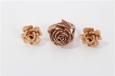 Lot 3290 - Gold (9ct) rose ring and pair matching earrings