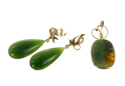 Lot 498 - Pair of agate earrings and similar pendant