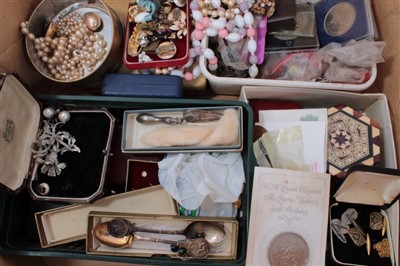 Lot 3350 - Quantity of vintage costume jewellery and bijouterie to include a quantity of coins and banknotes, watches, two silver spoons, silver bookmark and costume jewellery