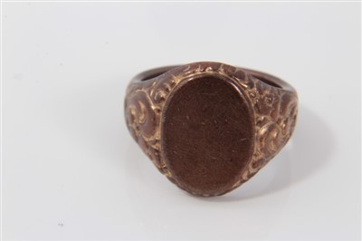 Lot 3385 - Gentleman's 9ct gold signet ring with foliate engraved shoulders