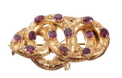 Lot 530 - Victorian garnet brooch