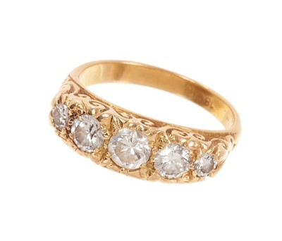 Lot 550 - Diamond 5 stone ring