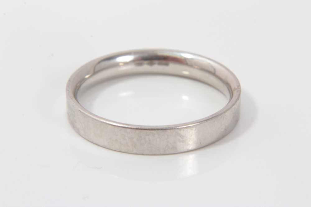 Lot 3415 - Platinum wedding ring, size V